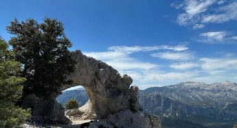 Ami le escursioni? Non puoi perdere quella dell’arco di roccia di Suttaterra, un percorso fra boschi e antichi insediamenti