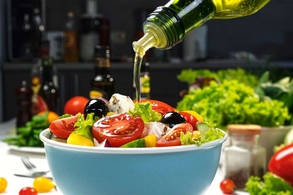 olio che condisce insalata
