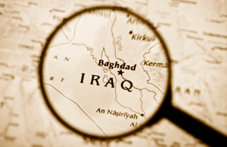 lente di ingrandimento su cartina e scritta iraq