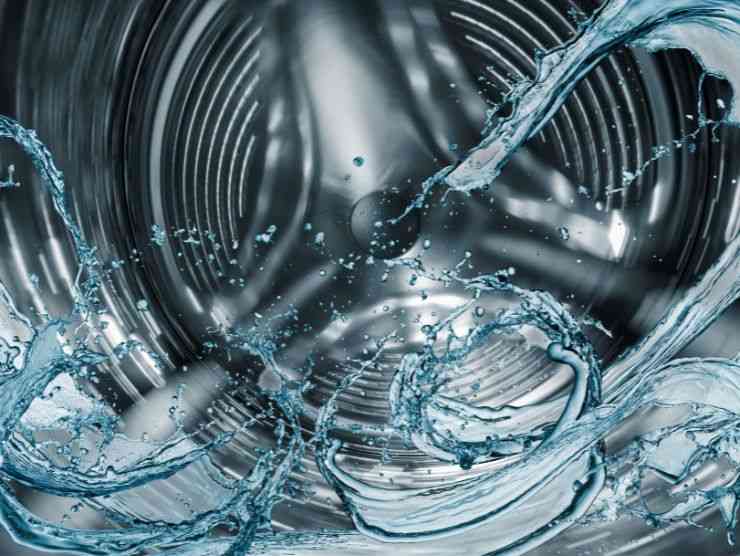 cestello della lavatrice con acqua