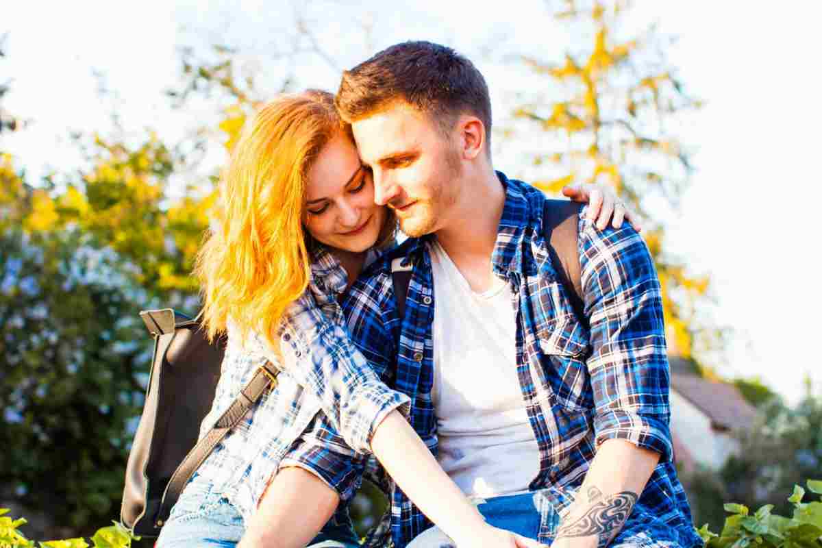 Uomo e donna abbracciati