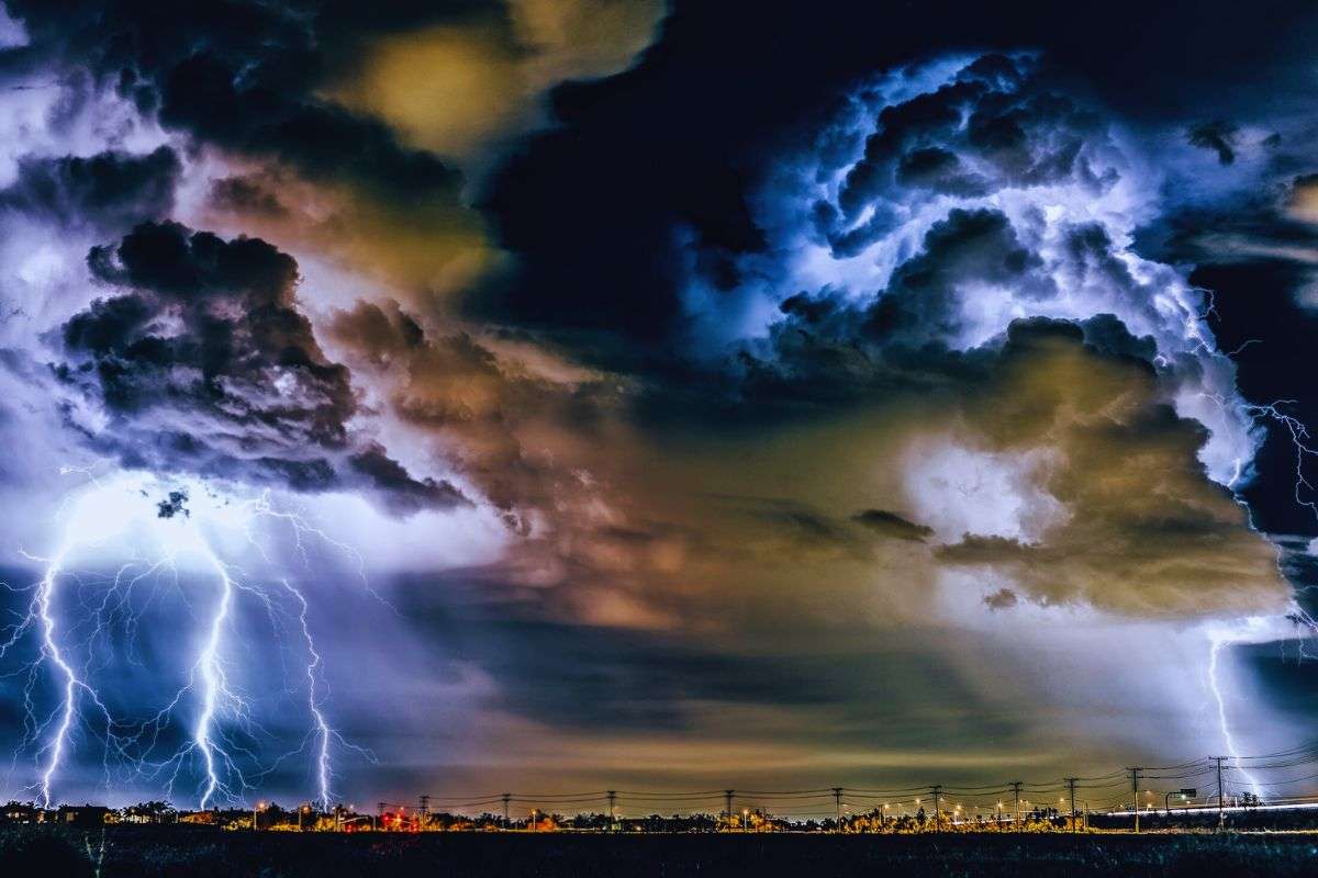 Persona che controlla le previsioni meteo da PC
