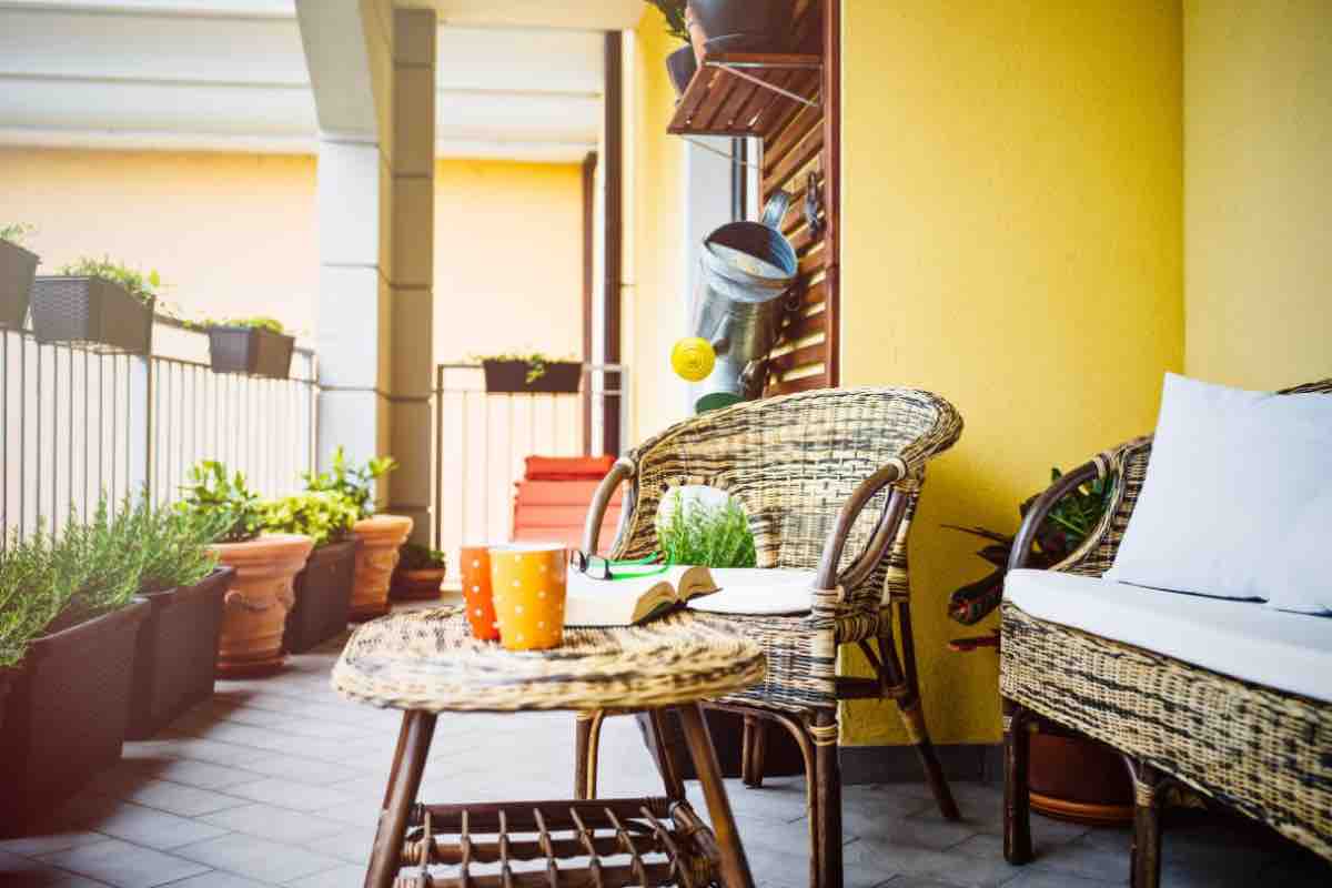 tavolino e sedia in rattan