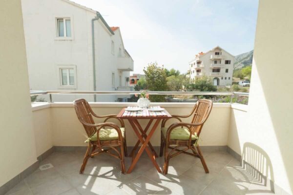 Tavolo e sedie in balcone