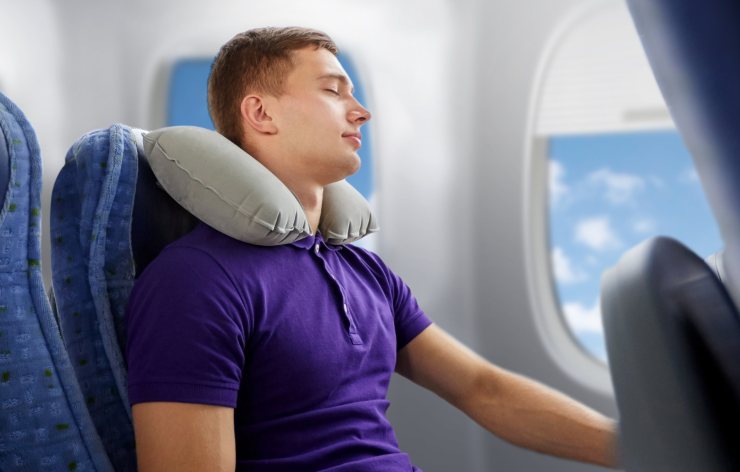 uomo cuscino da viaggio