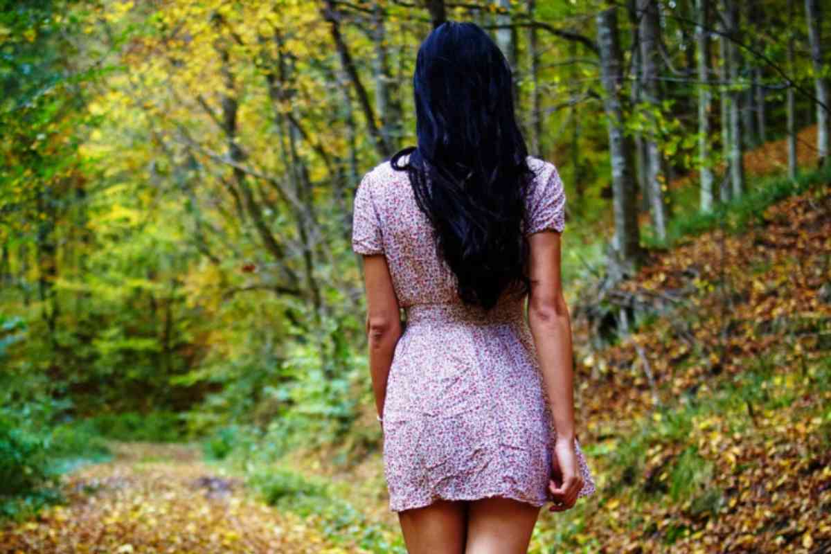 Donna che cammina nel parco