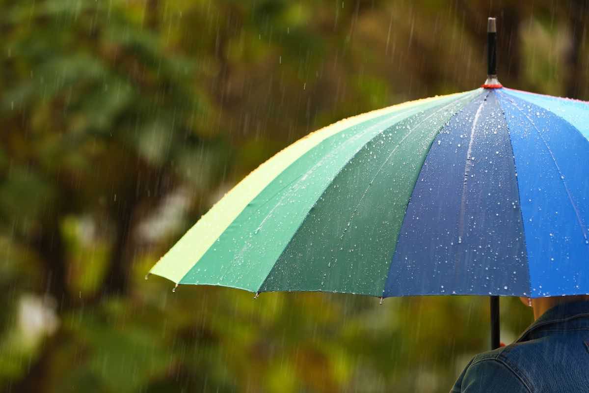 Ombrello aperto sotto la pioggia