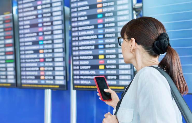 donna aeroporto smartphone
