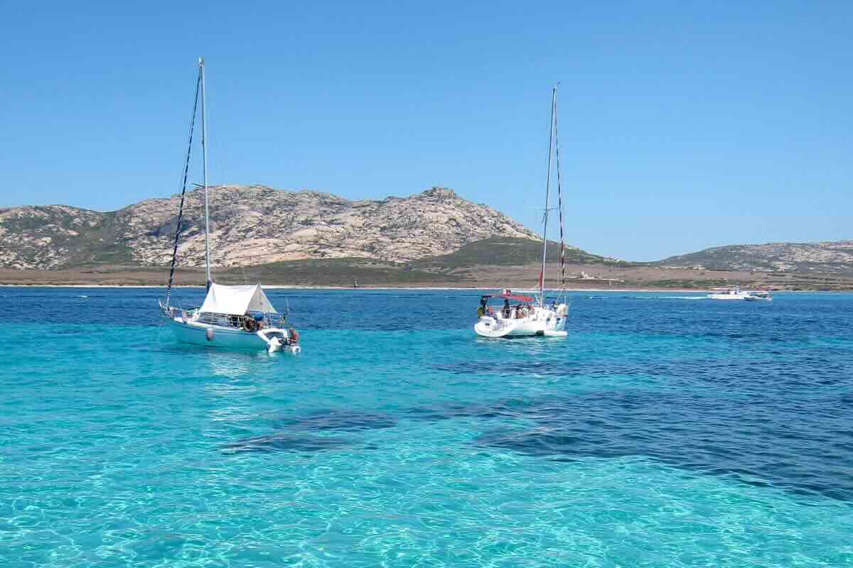 acqua cristallina e barche nel mare