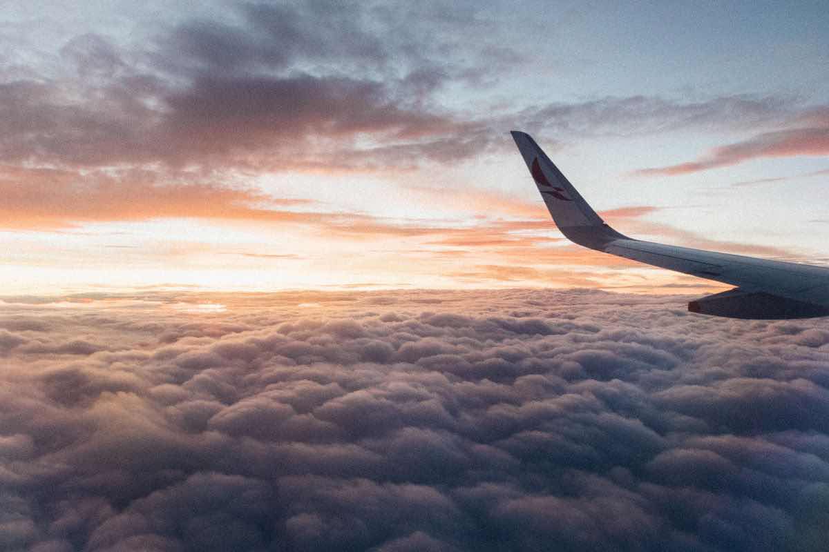 Aereo che vola sopra le nuvole