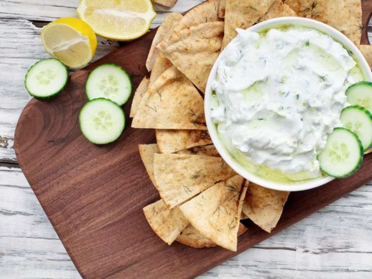 piatto con patatine e Tzatziki