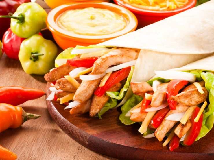 fajitas messicane con pollo e verdure