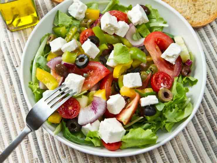 piatto di insalata greca