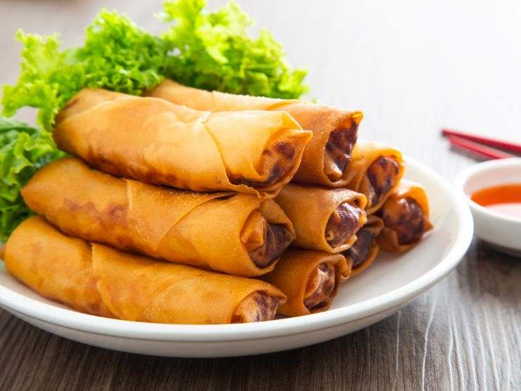 piatto con involtini primavera