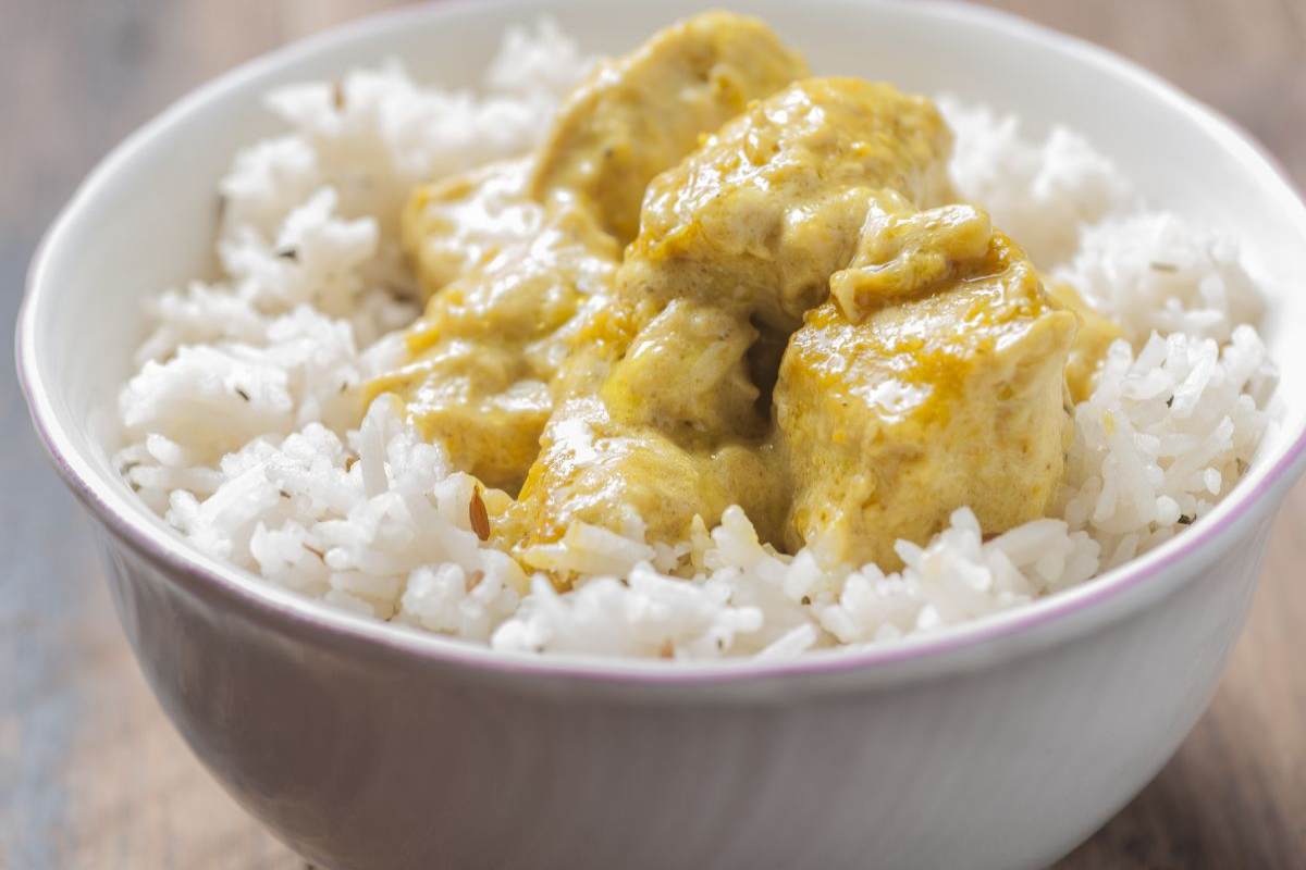 piatto di riso basmati e pollo al curry