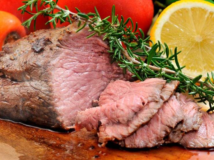 pezzo di roast beef tagliato a fette