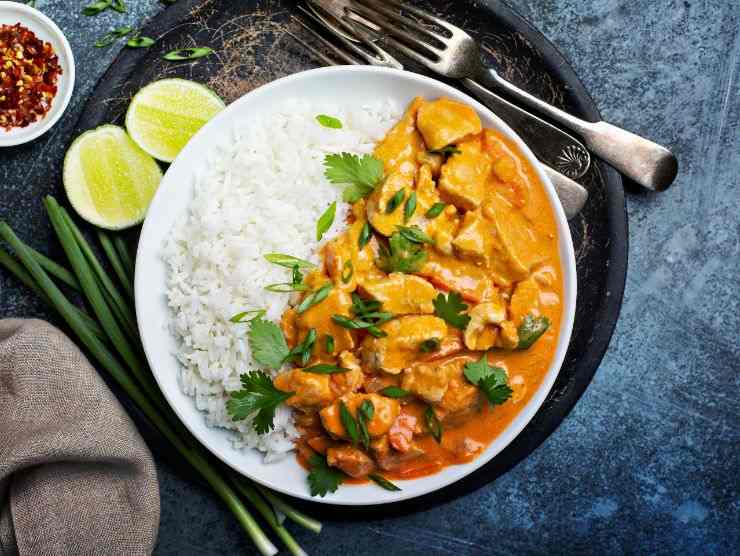 piatto di riso e pollo al curry