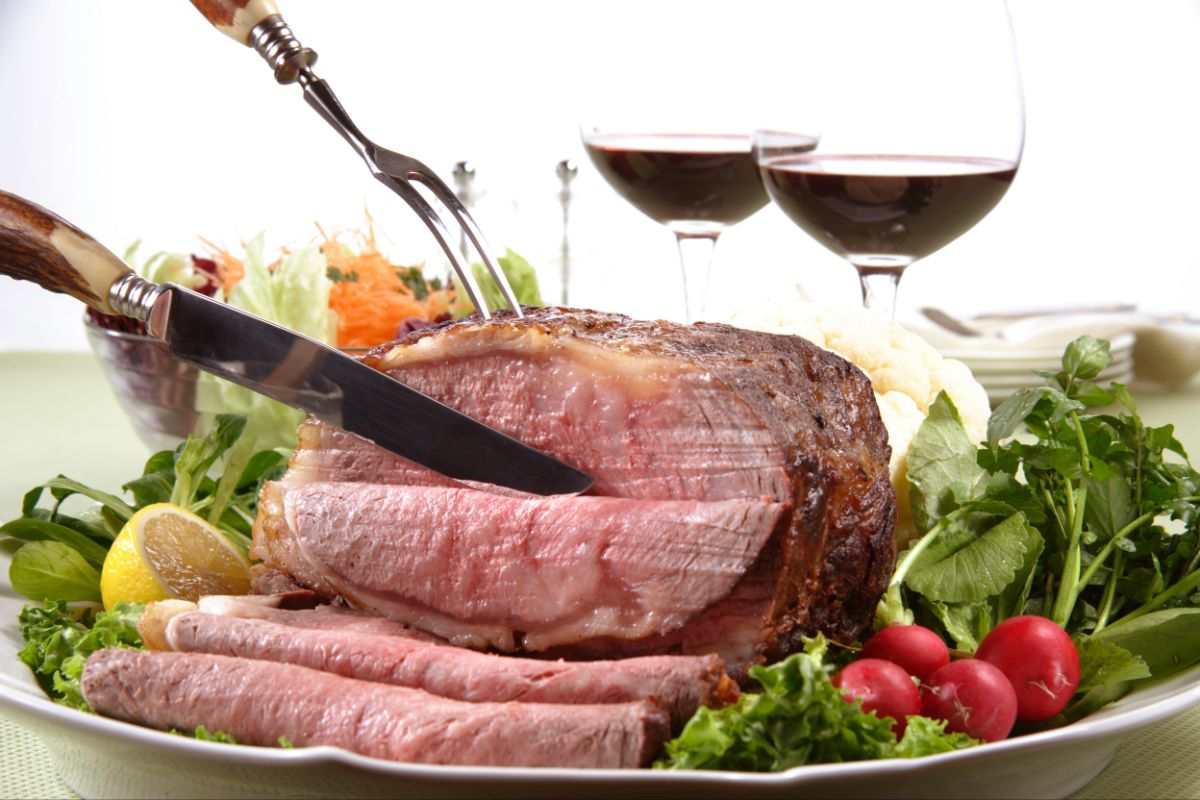 roast beef che viene affettato