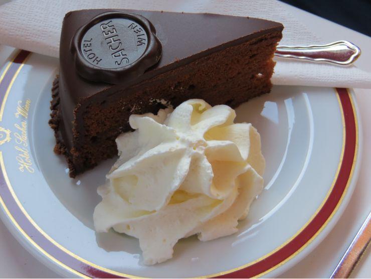 fetta di sacher con panna