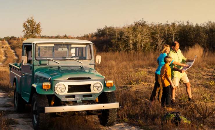 Macchina da safari e famiglia fuori