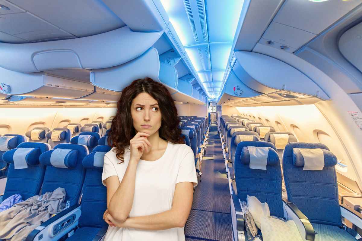 interno di un aereo e donna che pensa