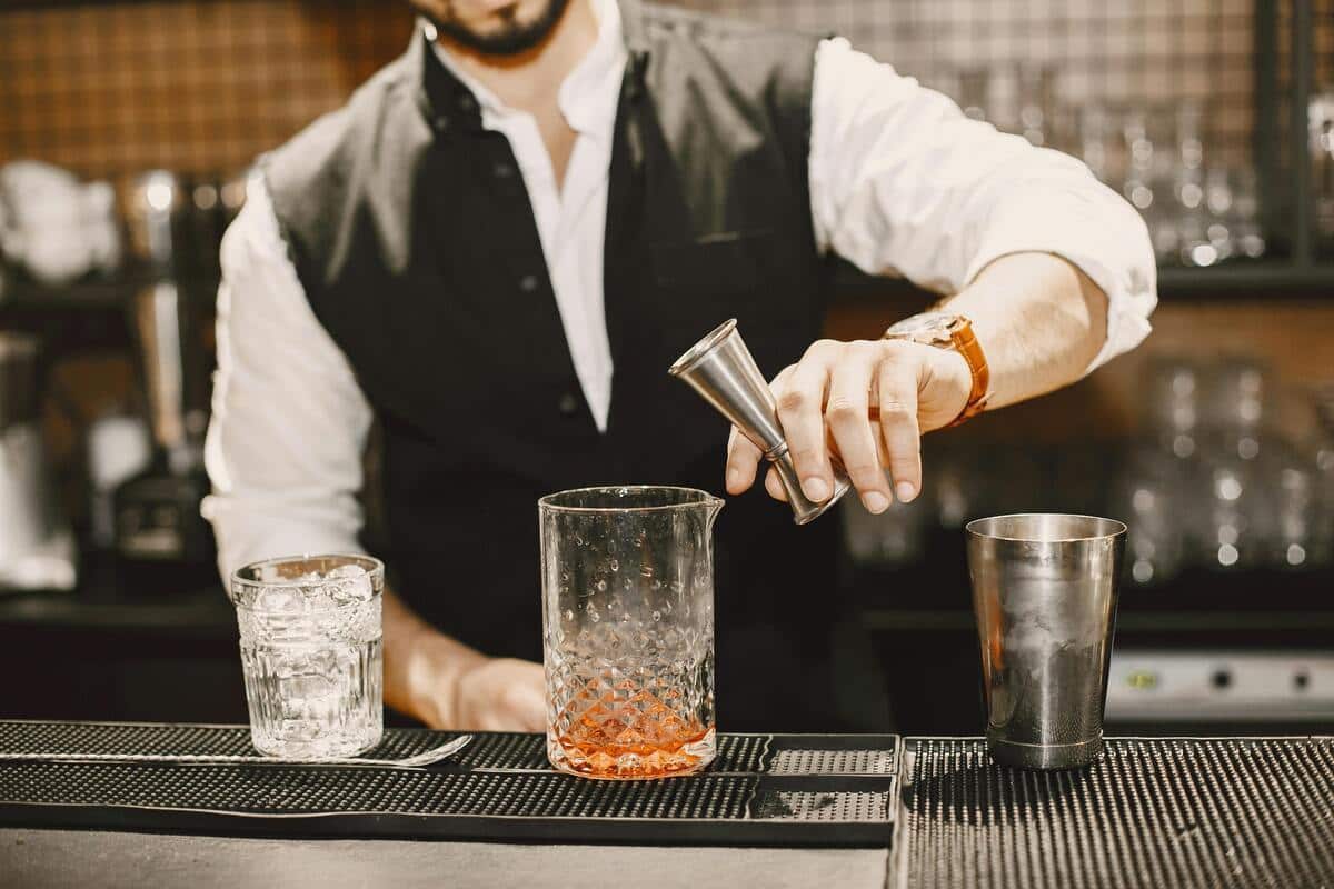 Barista che prepara un cocktail al banco