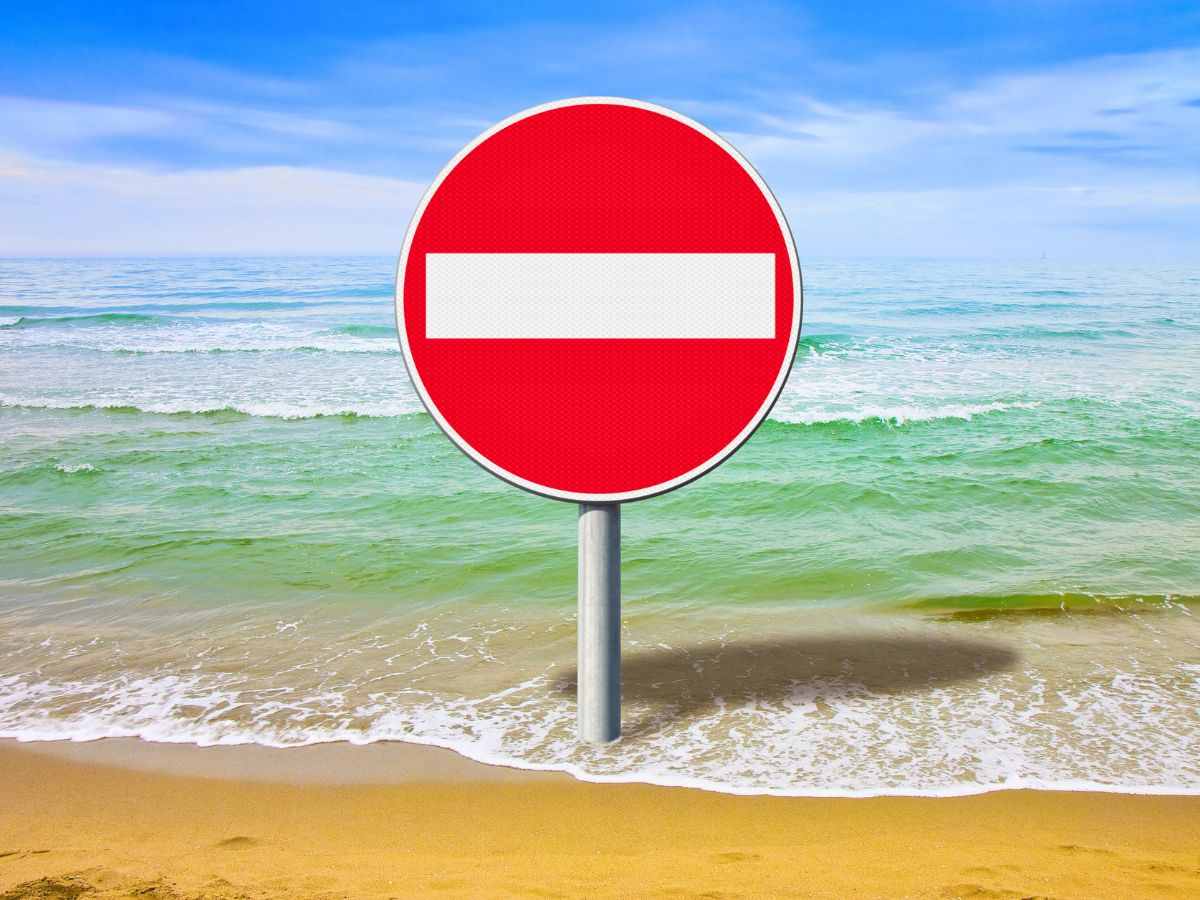 spiaggia con segnale di divieto