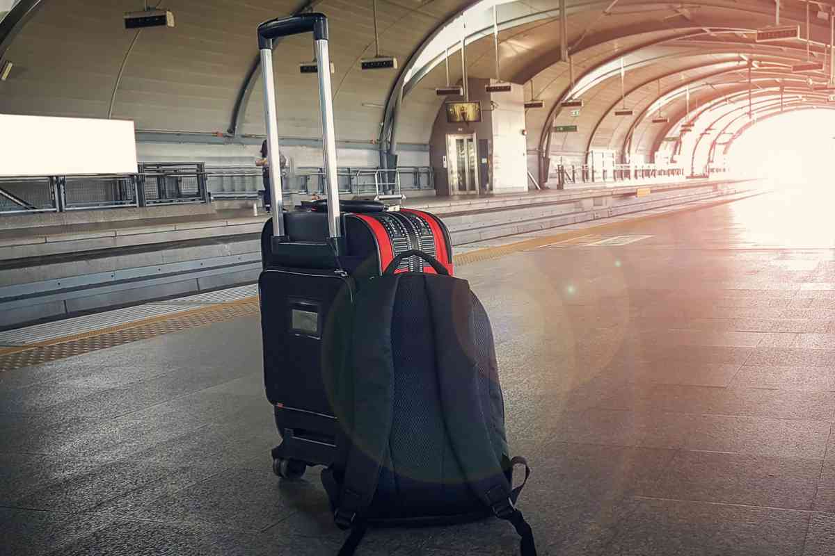 Trolley e zaino in stazione