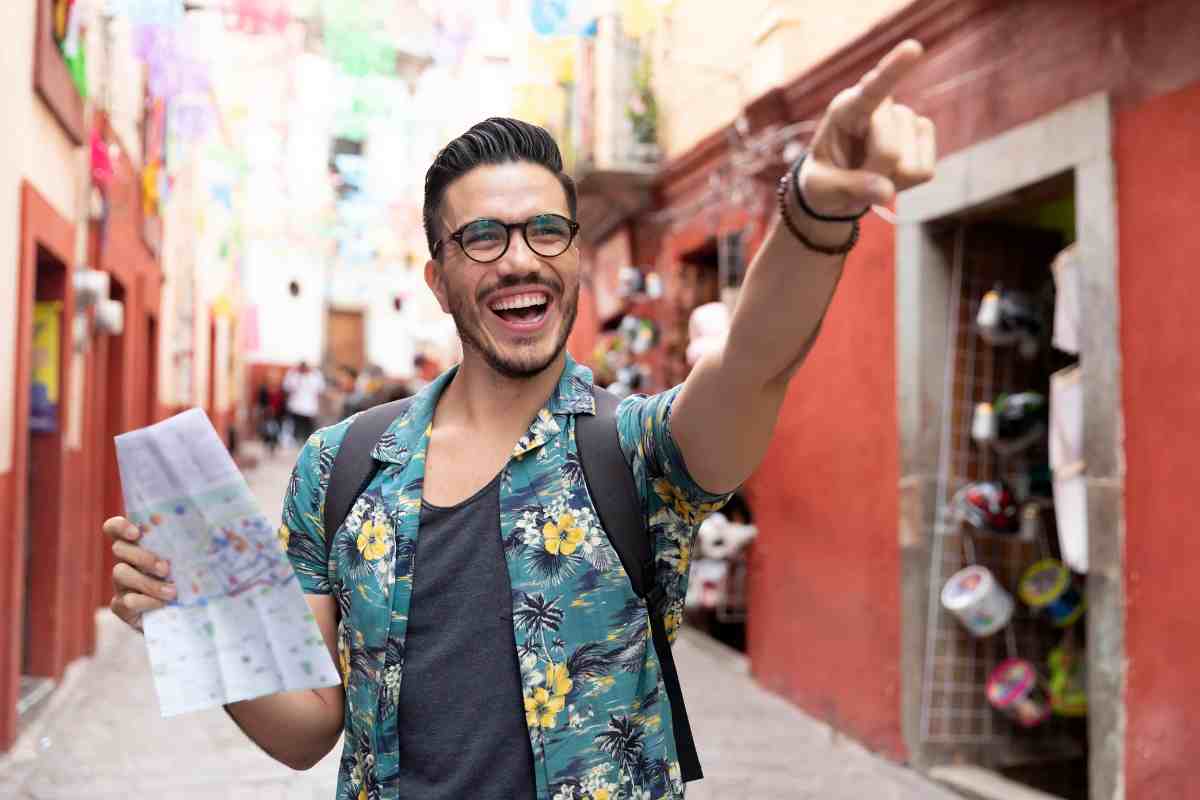 Uomo che sorride e punta il dito in avanti