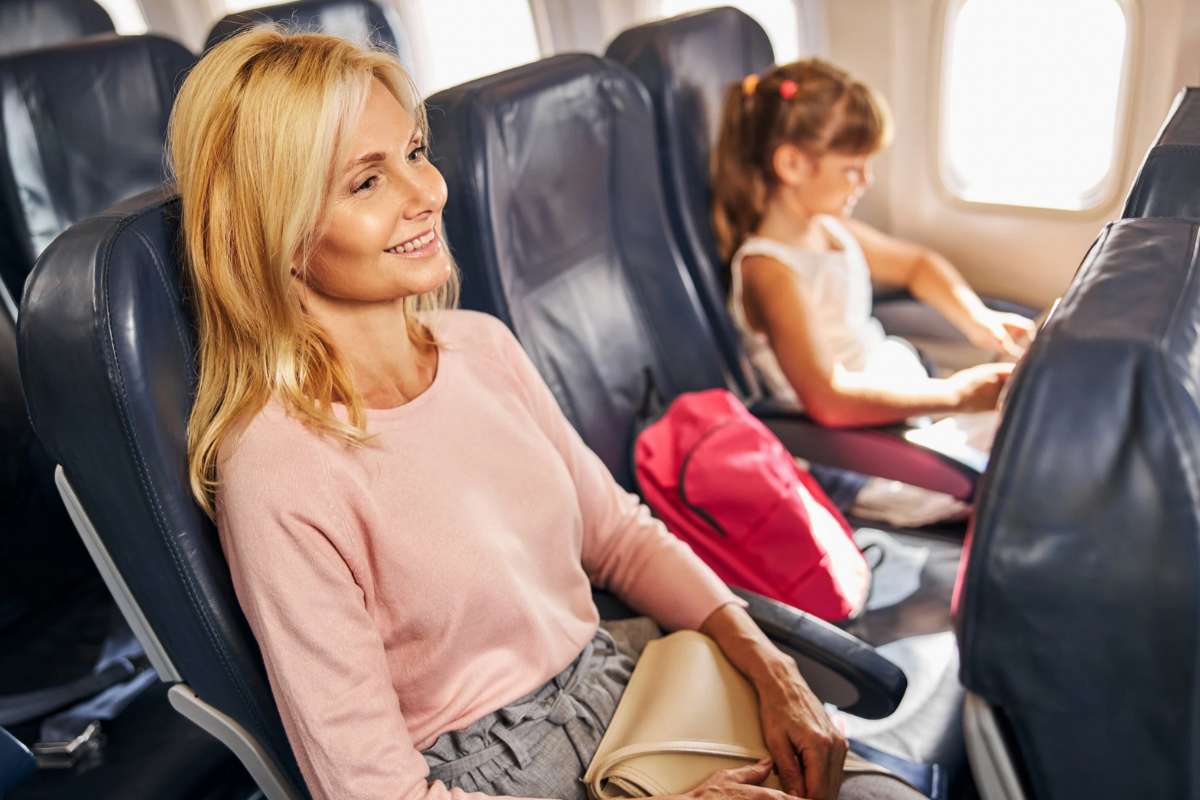 Donna bionda seduta in aereo