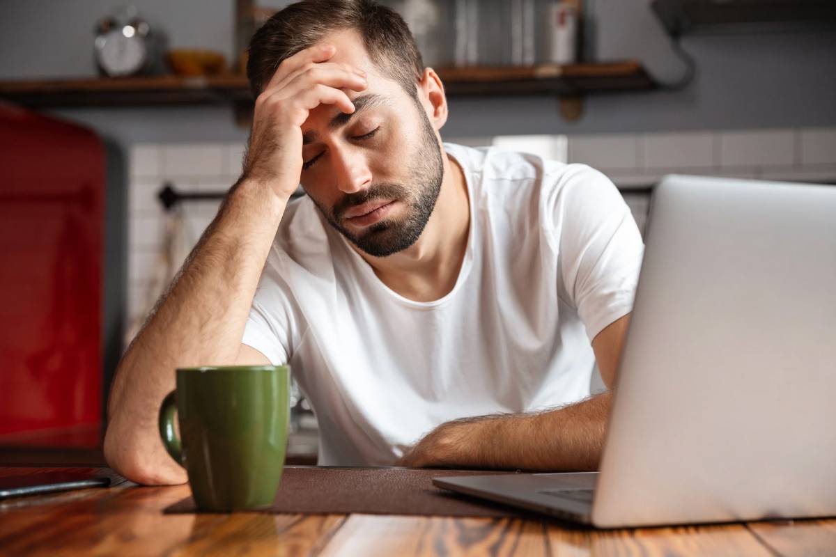 Uomo stanco davanti al pc