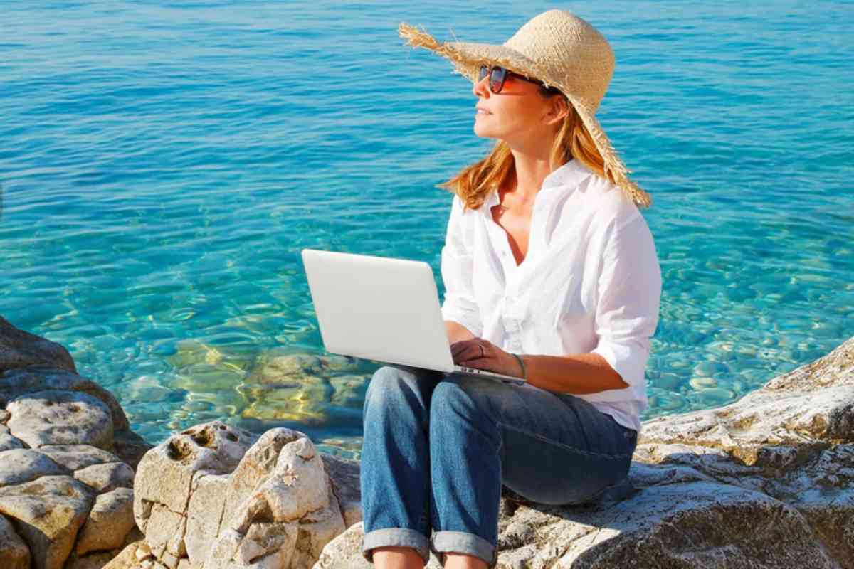 Donna al mare con pc