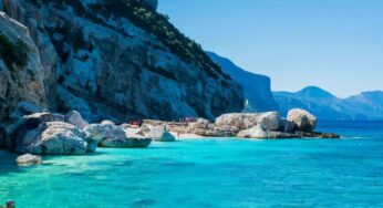 Allontanati dal caos delle spiagge più famose della Sardegna e raggiungi Cala Mariolu: ecco il sentiero da fare
