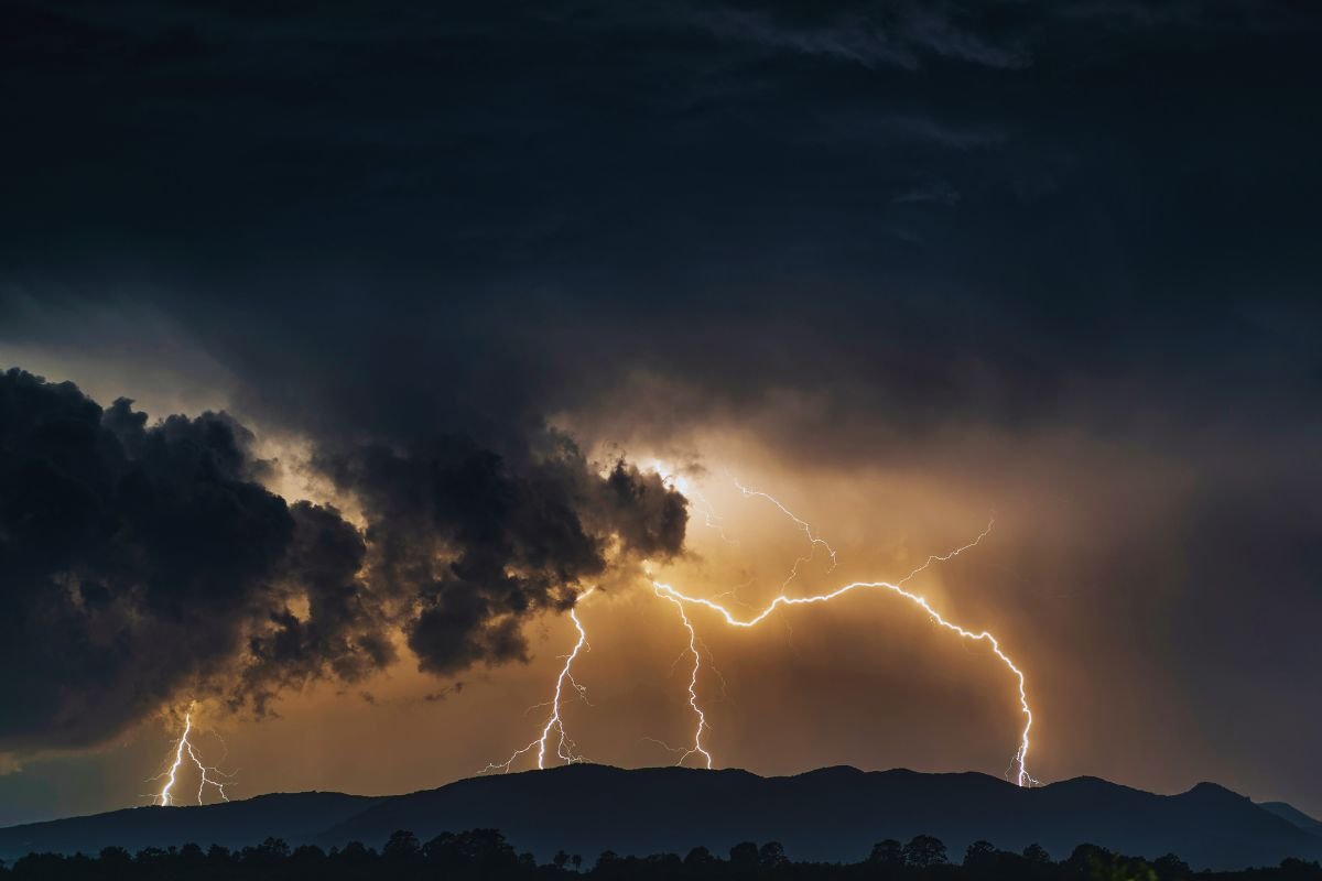 Fulmini che squarciano un cielo notturno coperto da nuvole