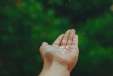 Mano tesa verso l'esterno per verificare se piove