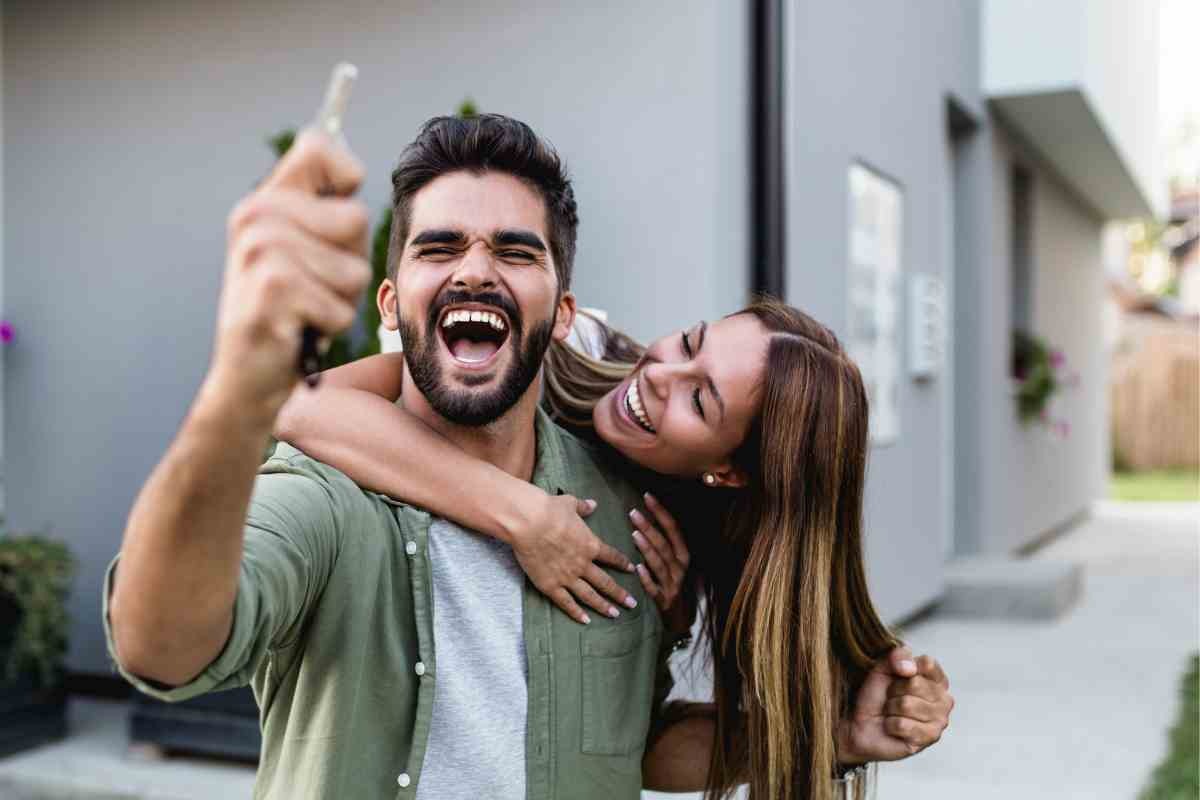 Coppia felice con chiavi di casa