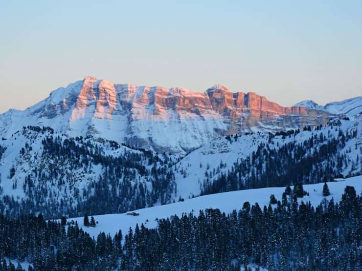 Dolomiti innevate con effetto enrosadira