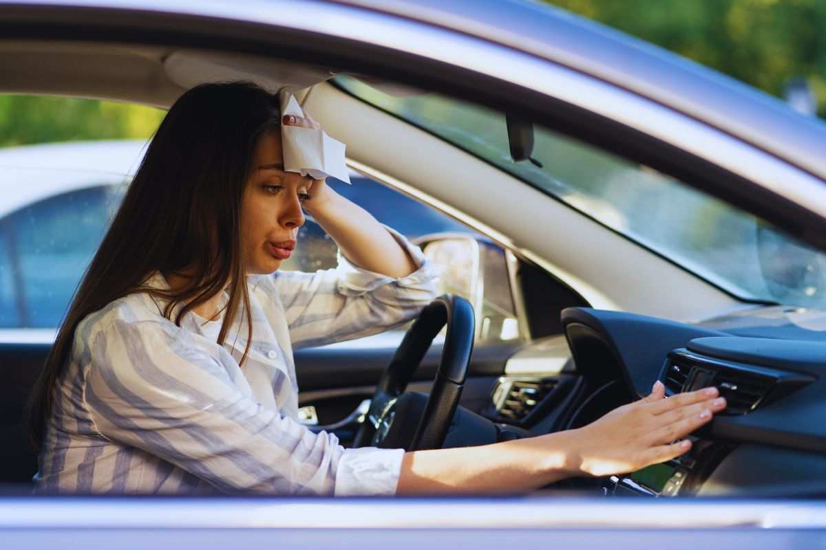 Donna in preda al caldo mentre viaggia in auto