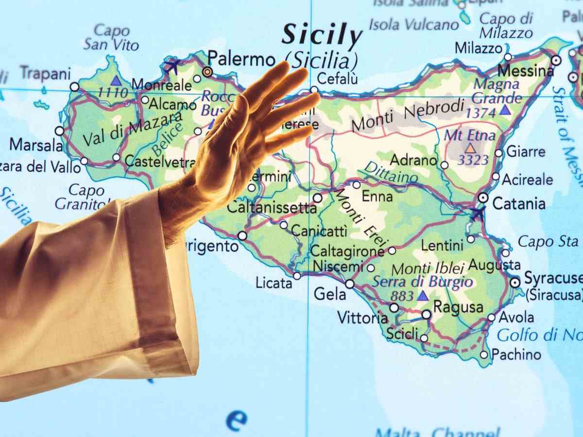 sfondo cartina Sicilia e mano che benedice