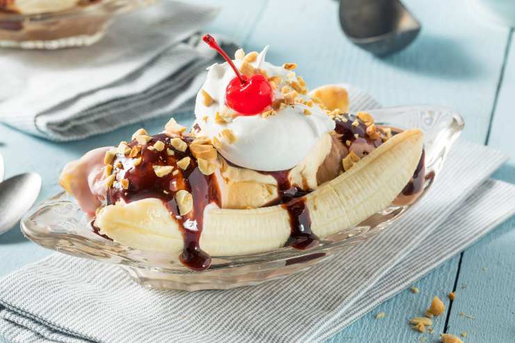 Banana Split con panna e ciliegia