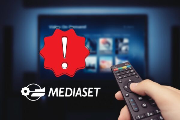 Mano con telecomando per tv, logo Mediaset e simbolo attenzione