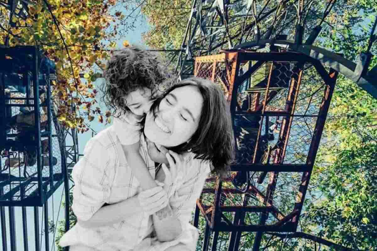 Parco giochi e bambino che abbraccia la mamma
