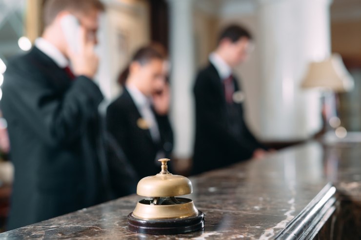 Receptionist hotel al telefono