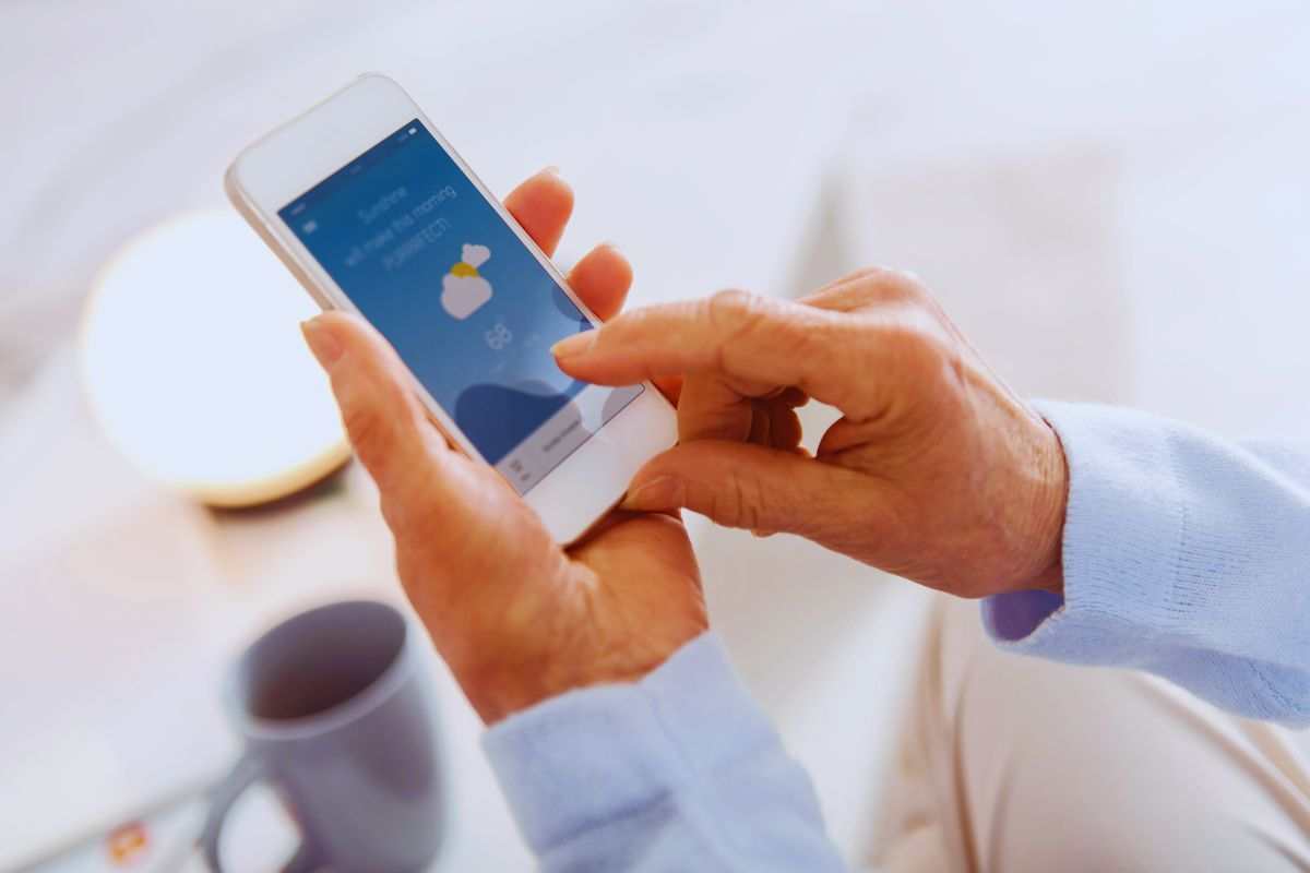 Donna che consulta l'app meteo
