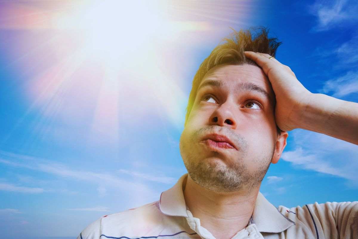 Uomo accaldato e sole estivo