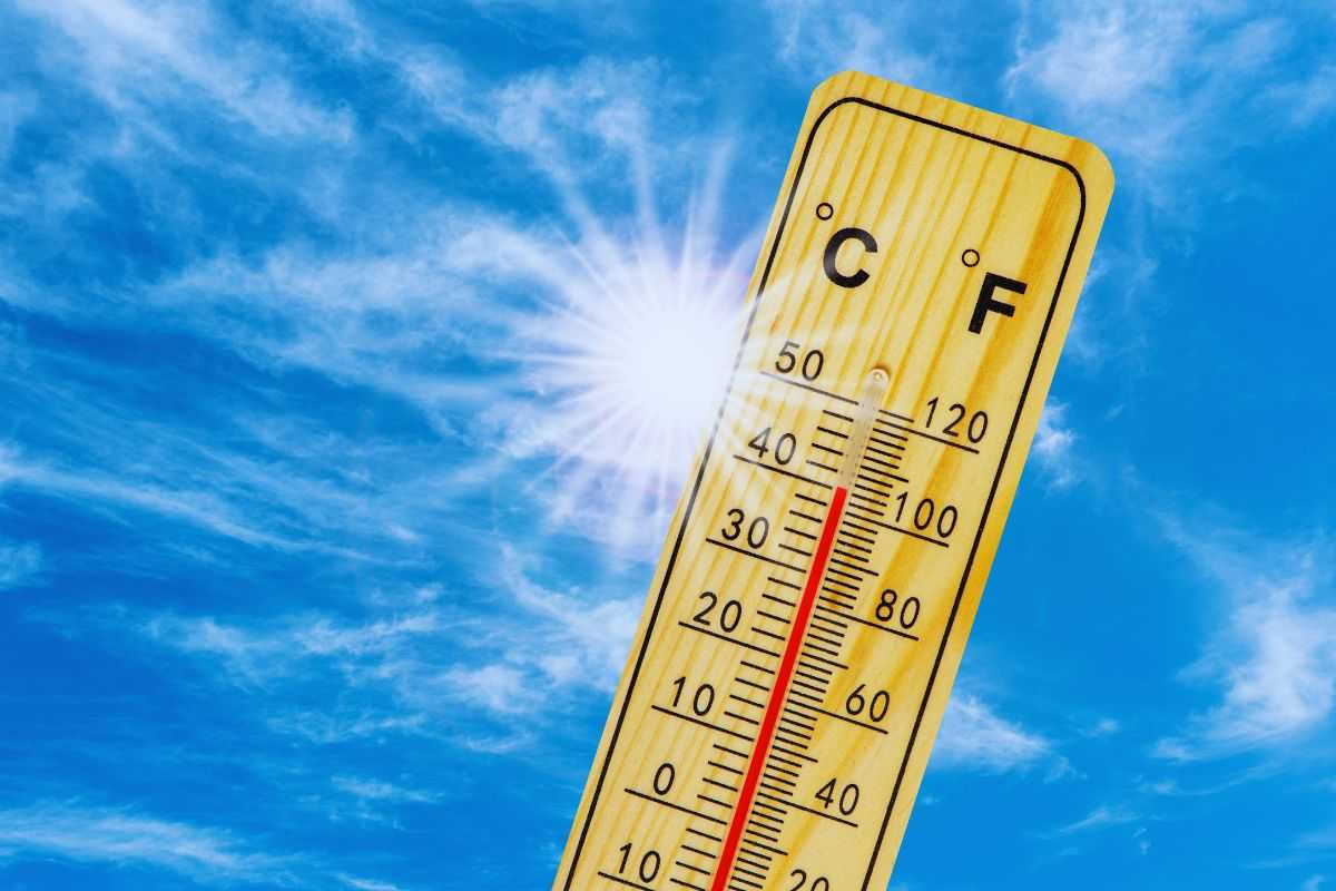 Sole che splende in cielo e termometro che indica i 40°