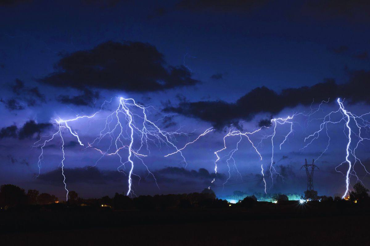 Fulmini che squarciano il cielo notturno