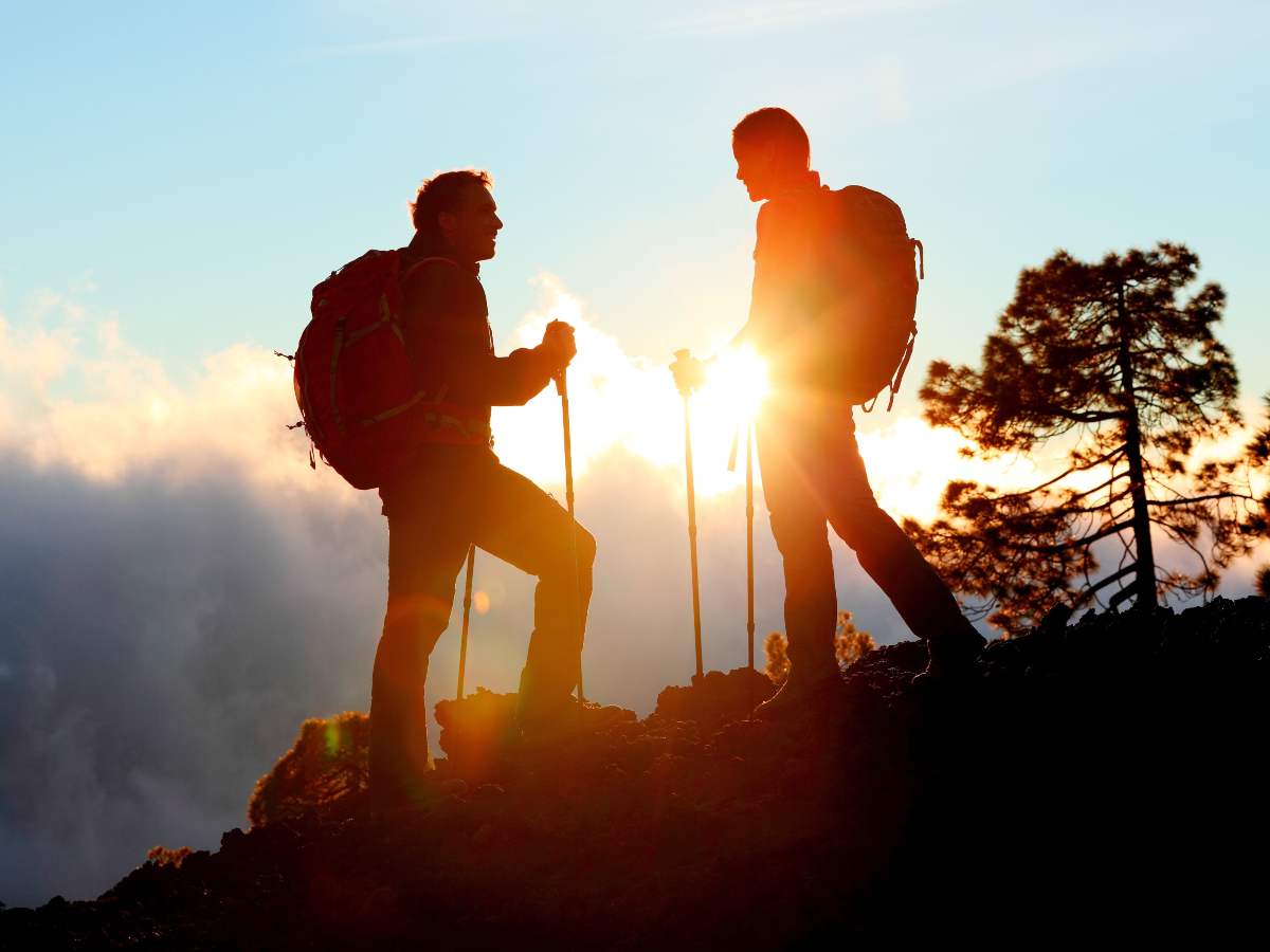 Due persone vanno a fare trekking in montagna