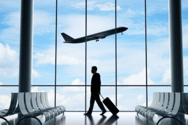 aereo che vola e aeroporto