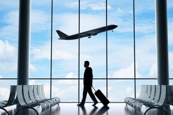 aereo che vola e aeroporto